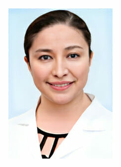 Una doctora con bata blanca de laboratorio posando para una fotografía - Betzi N. Teran-Soto MD,FAAP