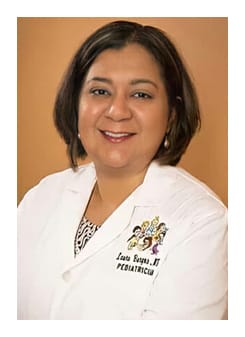 Una mujer con bata blanca de laboratorio sonriendo, identificada como Betzi N. Teran-Soto, MD.,FAAP.