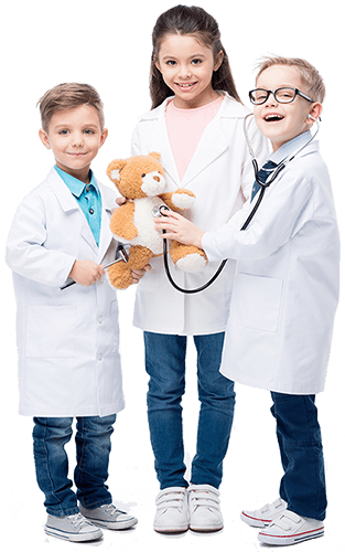 Tres niños sosteniendo un osito de peluche y un estetoscopio.