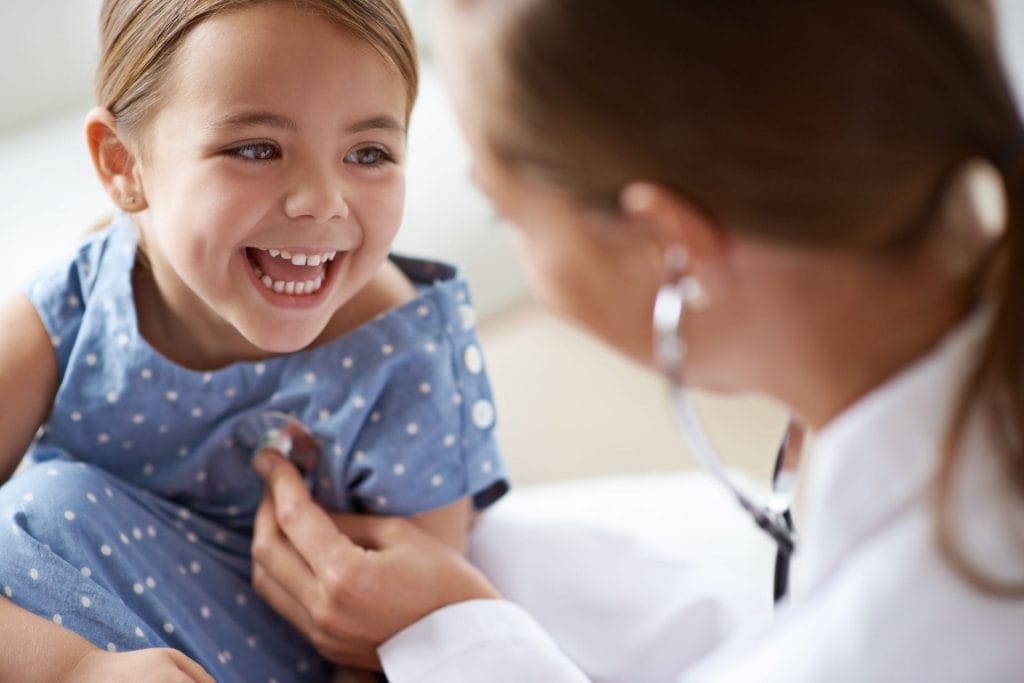 Un pediatra examinando la salud de un niño.